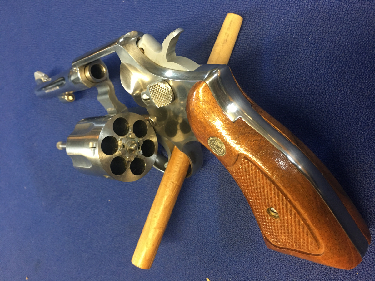 A SMITH WESSON MODEL 64 W FACTORY BOX PAPERS CHAMBERED IN 38