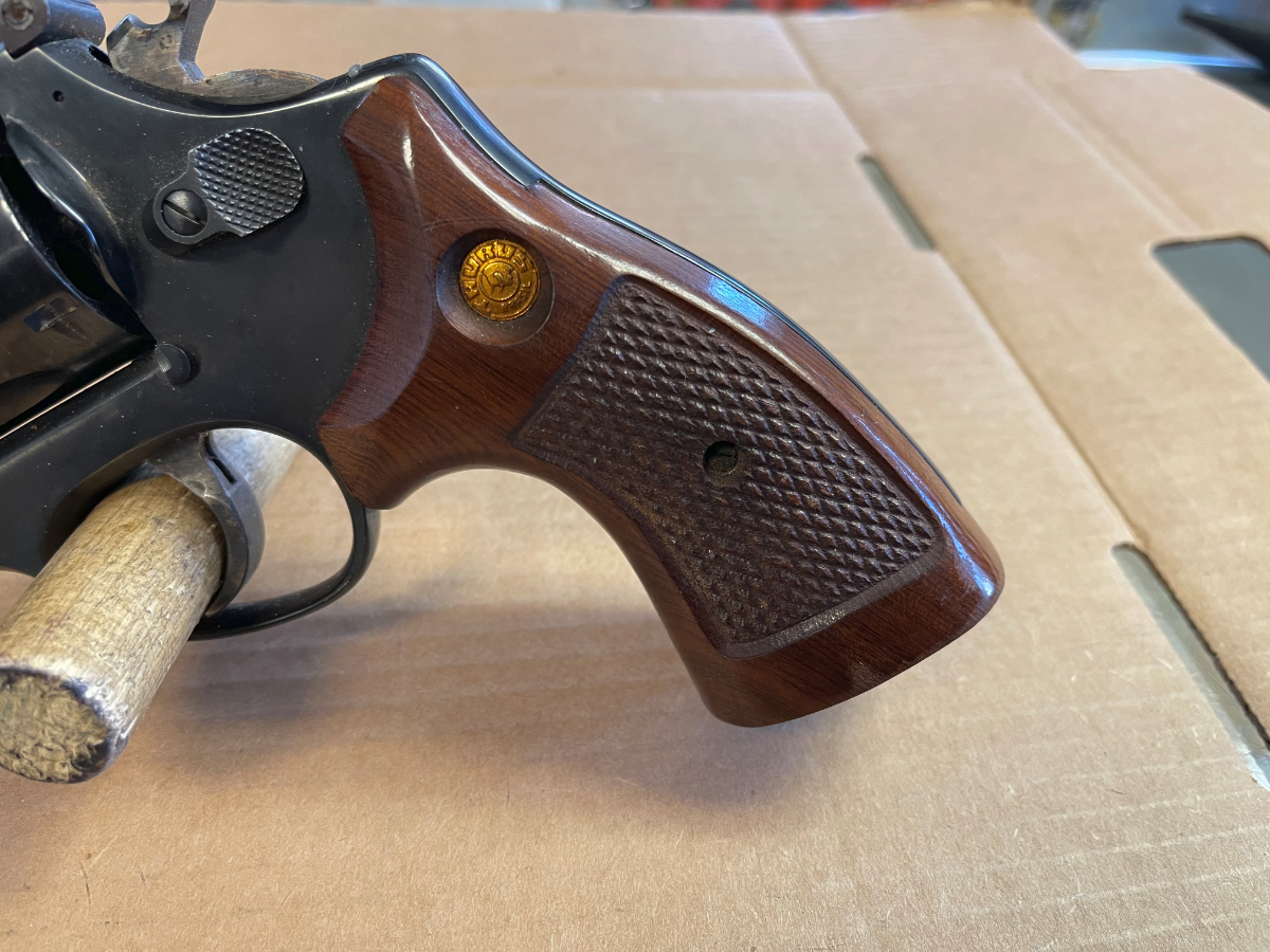 Taurus Model 66 6 Shot Revolver Blued Wood Grips 4 Inch Barrel Nice