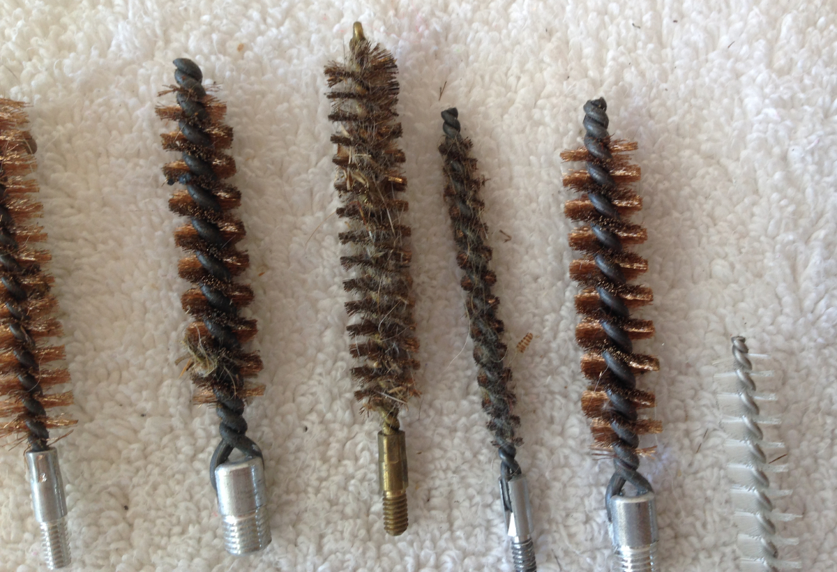 19 count GUN CLEANING BRUSHES OF VARIOUS SIZES AND MATERIALS / 09231