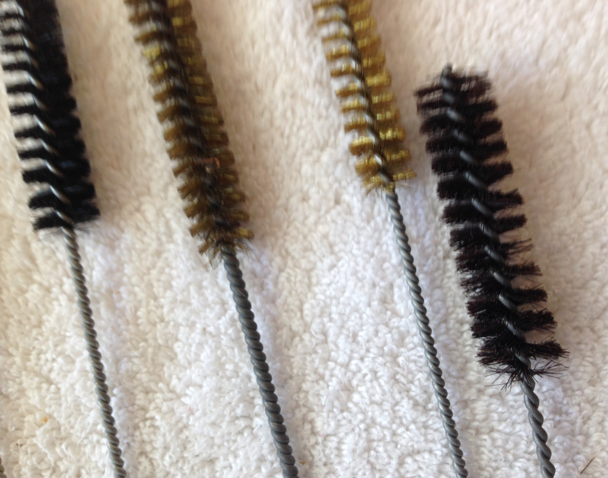 19 count GUN CLEANING BRUSHES OF VARIOUS SIZES AND MATERIALS / 09231