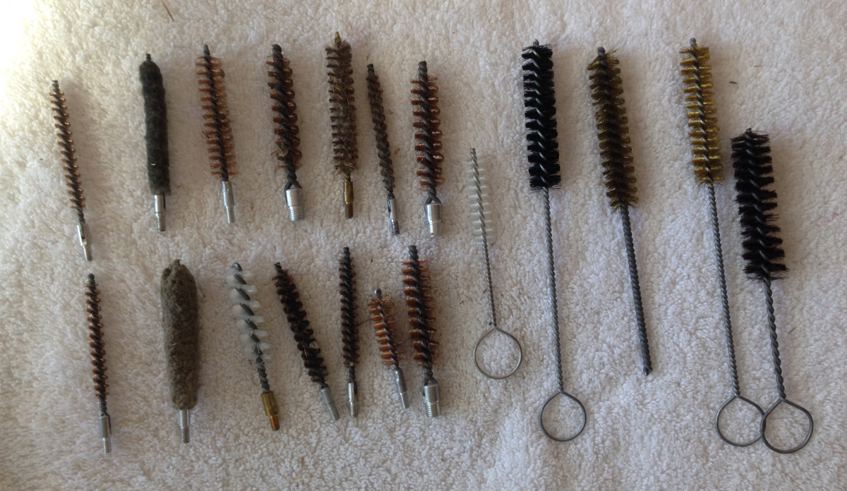 19 Count Gun Cleaning Brushes Of Various Sizes And Materials / 09231