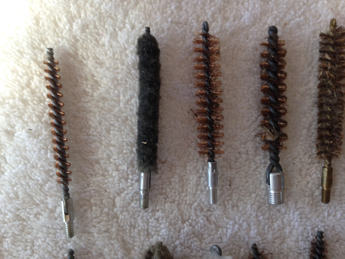 19 count GUN CLEANING BRUSHES OF VARIOUS SIZES AND MATERIALS / 09231
