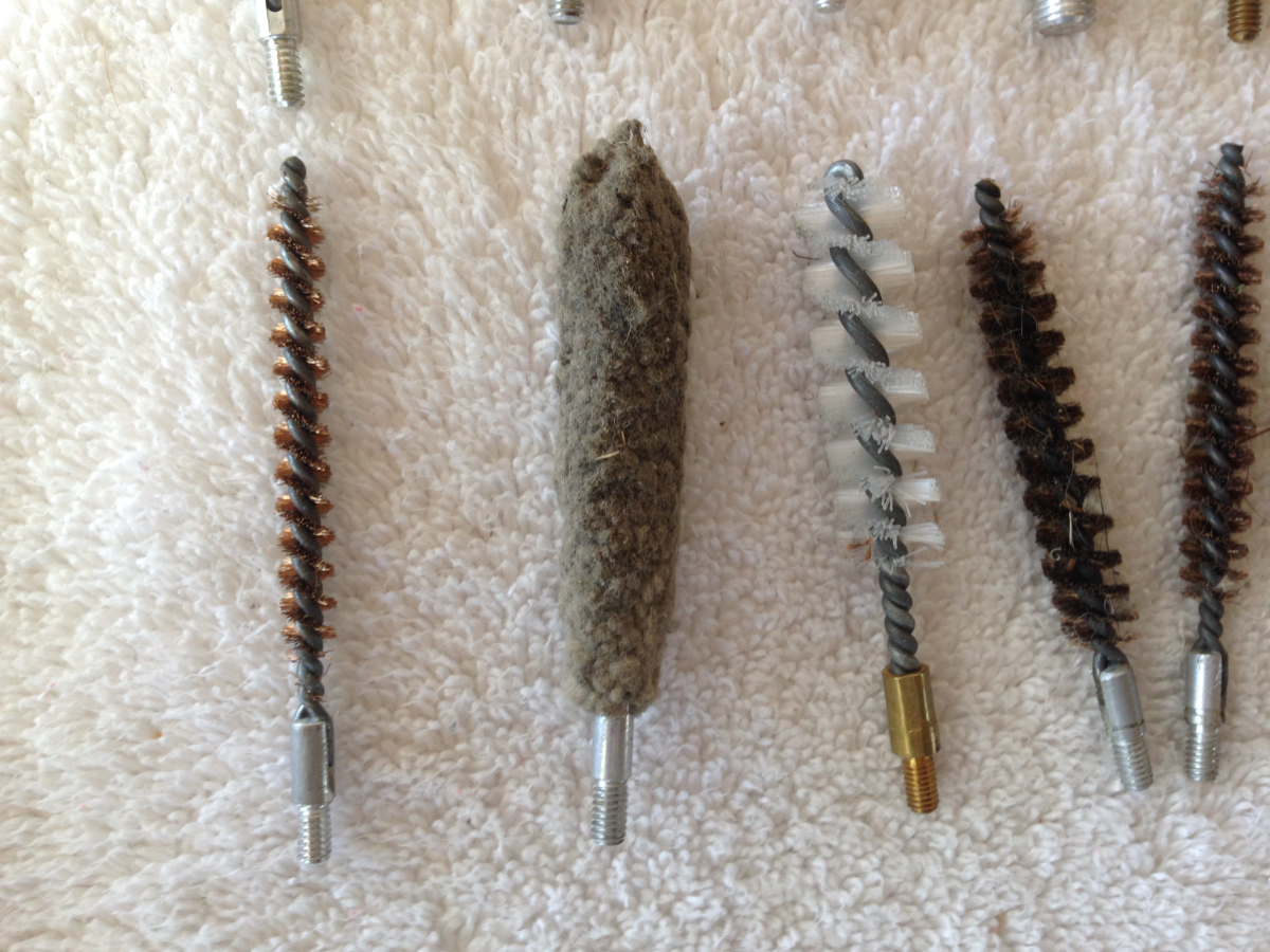 19 count GUN CLEANING BRUSHES OF VARIOUS SIZES AND MATERIALS / 09231