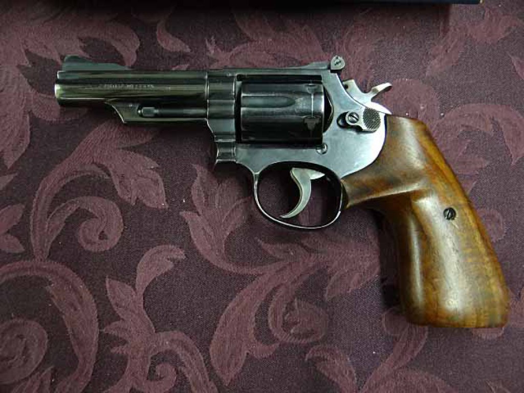 Smith & Wesson - MODEL 19-3, 4 Smith & Wesson - MODEL 19-3, 4