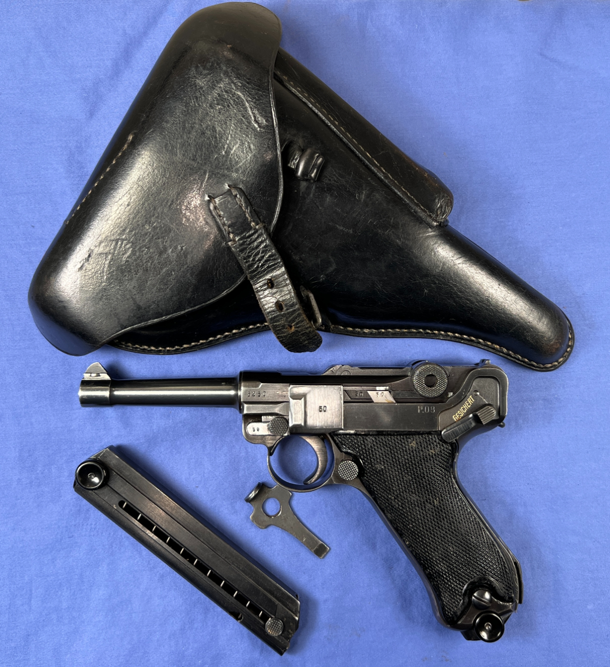 42-byf Black Widow Luger with two magazines, a late Mauser loading tool, and a 1942 P.08 holster 9mm Luger - Picture 1