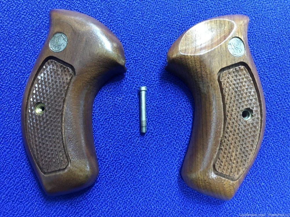 SMITH & WESSON J-FRAME GRIPS, ROUND BUTT 17354680 - GunAuction.com