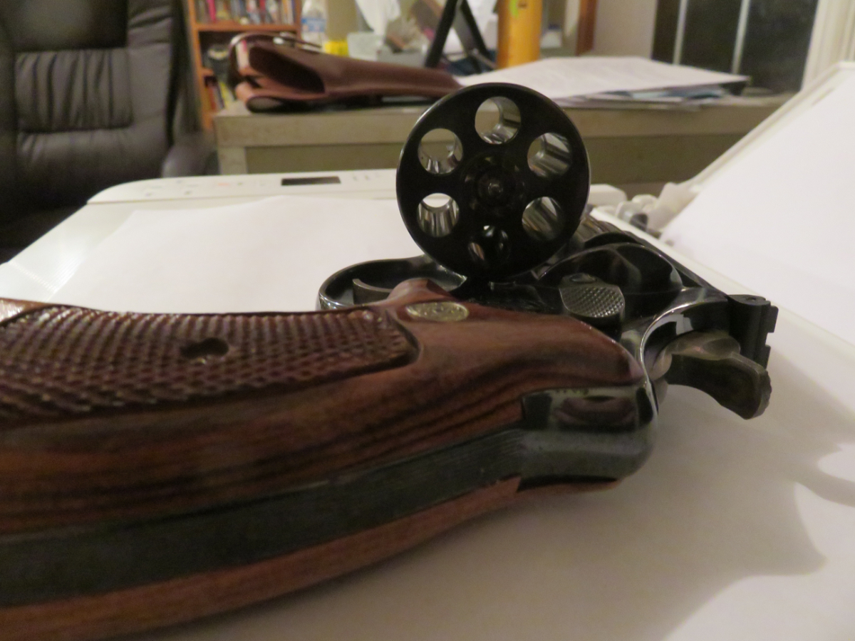 Smith & Wesson like new 357 mag., serial # BET9662, model 27-5, only 50 rds put down range, blue, this one will do the job when needed .357 Magnum - Picture 6