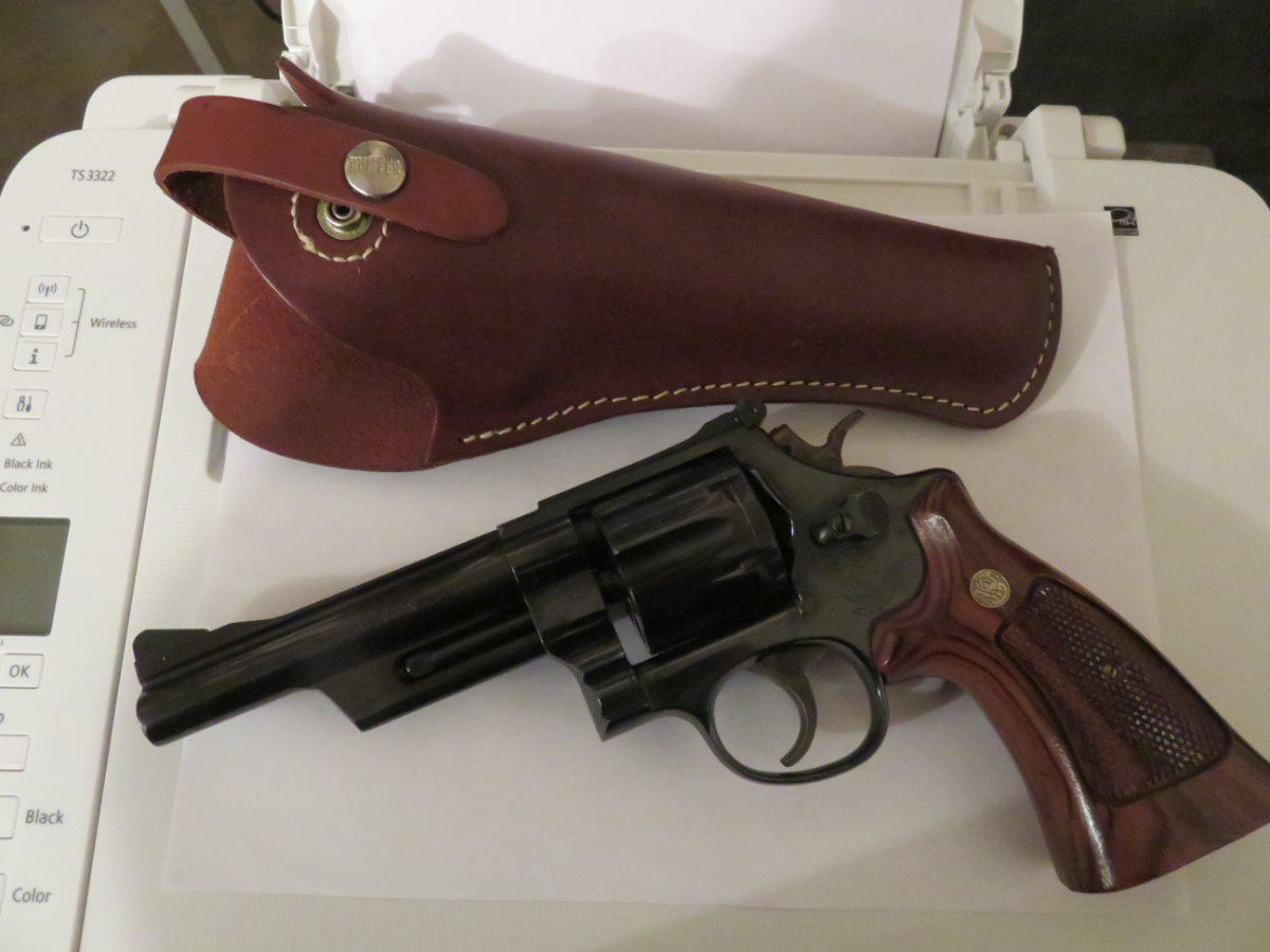 Smith & Wesson like new 357 mag., serial # BET9662, model 27-5, only 50 rds put down range, blue, this one will do the job when needed .357 Magnum - Picture 7