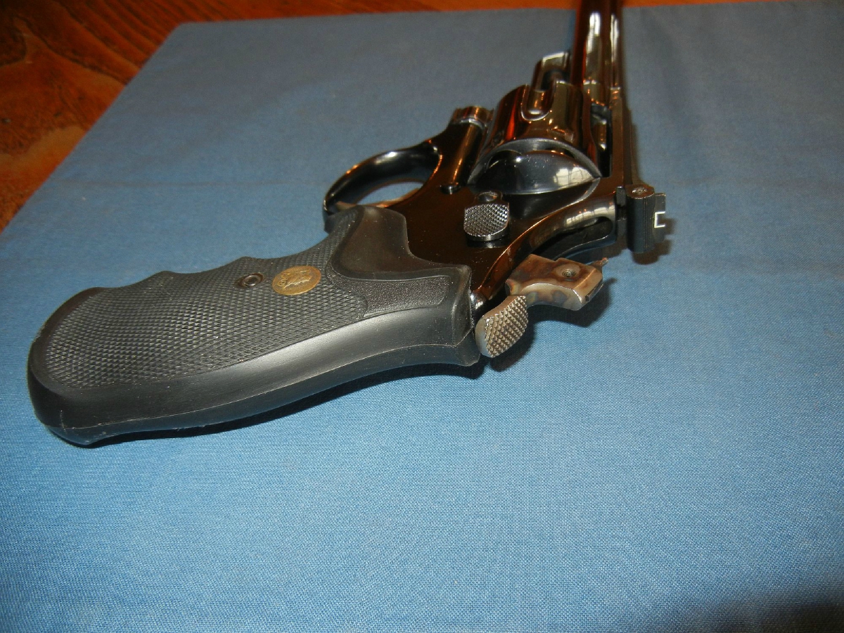 - Smith & Wesson Model 29-2 In Original Wood Box  8 3/8 Inch Barrel Pachmayr Grips Very Good - Picture 4  - Smith & Wesson Model 29-2 In Original Wood Box  8 3/8 Inch Barrel Pachmayr Grips Very Good - Picture 4