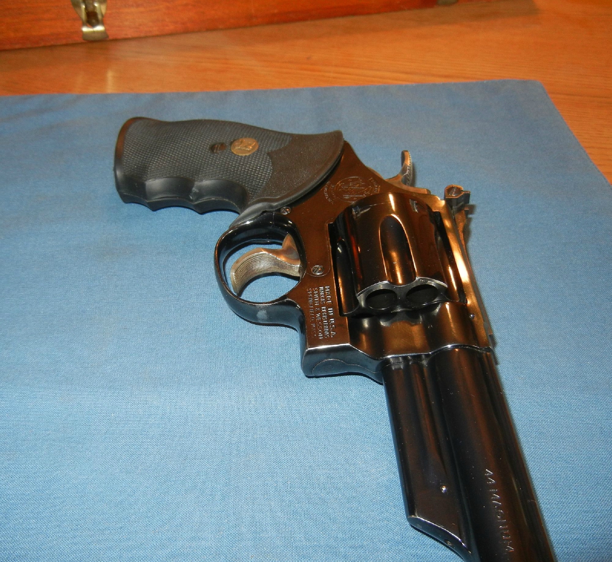 - Smith & Wesson Model 29-2 In Original Wood Box  8 3/8 Inch Barrel Pachmayr Grips Very Good - Picture 8  - Smith & Wesson Model 29-2 In Original Wood Box  8 3/8 Inch Barrel Pachmayr Grips Very Good - Picture 8