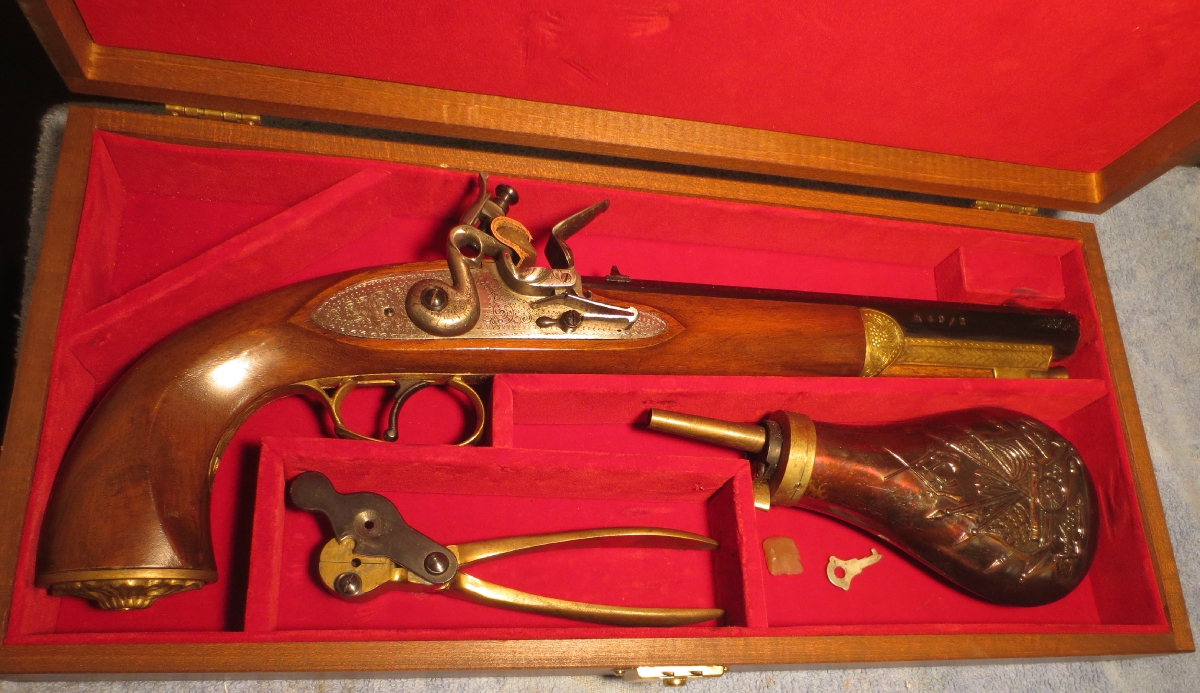 Flintlock dualing pistol engraved w/caseflaskmold