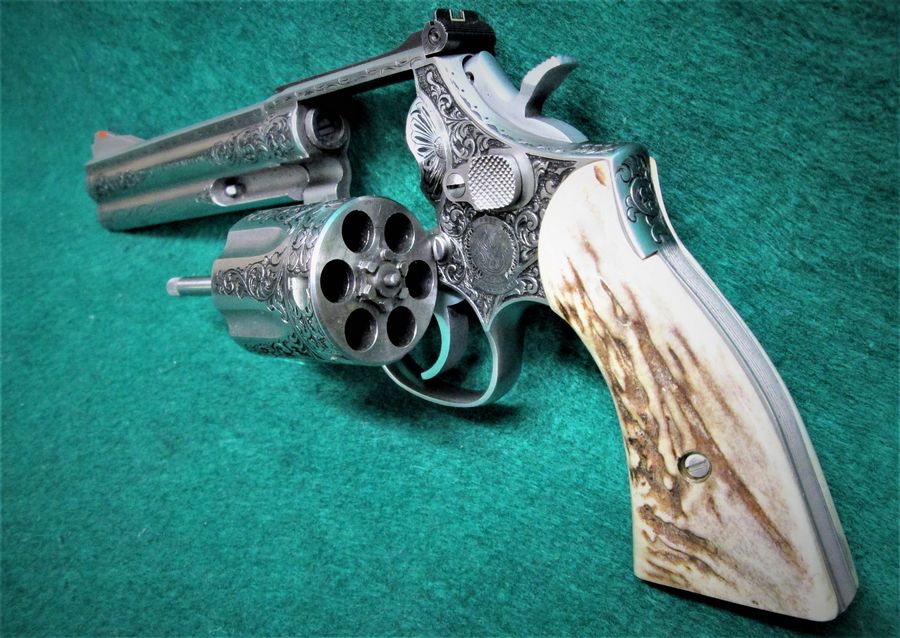 SMITH & WESSON - ENGRAVED BY CLINT FINLEY - MODEL 686 BEAUTIFULLY ENGRAVED & W/STAG GRIPS. - Picture 6
