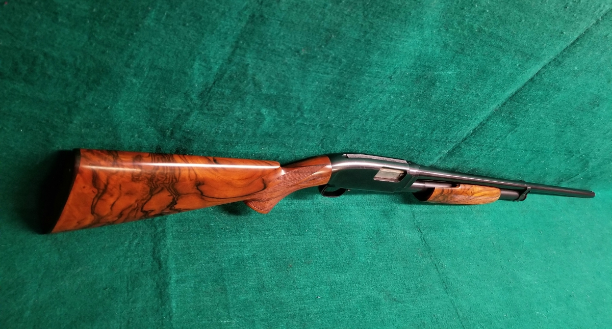 Winchester Repeating Arms Company - MODEL 12 - 28 INCH BARREL MOD CHOKE AMAZING ENGLISH WALNUT STOCK ORIGINAL FINISH AND MINTY BORE MFG. IN 1957! - Picture 2