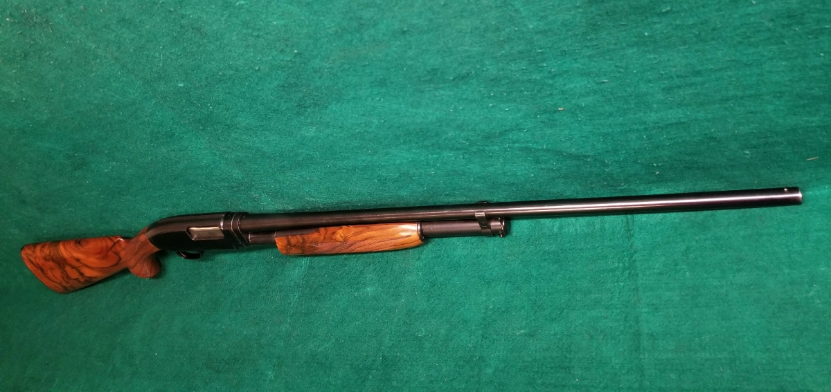 Winchester Repeating Arms Company - MODEL 12 - 28 INCH BARREL MOD CHOKE AMAZING ENGLISH WALNUT STOCK ORIGINAL FINISH AND MINTY BORE MFG. IN 1957! - Picture 3