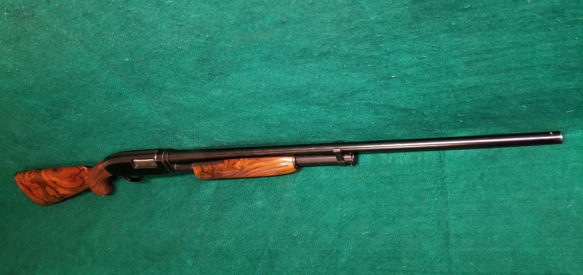 Winchester Repeating Arms Company - MODEL 12 - 28 INCH BARREL MOD CHOKE AMAZING ENGLISH WALNUT STOCK ORIGINAL FINISH AND MINTY BORE MFG. IN 1957! - Picture 3 Winchester Repeating Arms Company - MODEL 12 - 28 INCH BARREL MOD CHOKE AMAZING ENGLISH WALNUT STOCK ORIGINAL FINISH AND MINTY BORE MFG. IN 1957! - Picture 3