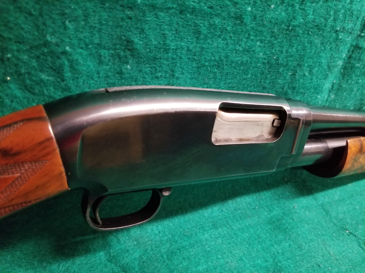 Winchester Repeating Arms Company - MODEL 12 - 28 INCH BARREL MOD CHOKE AMAZING ENGLISH WALNUT STOCK ORIGINAL FINISH AND MINTY BORE MFG. IN 1957! - Picture 4 Winchester Repeating Arms Company - MODEL 12 - 28 INCH BARREL MOD CHOKE AMAZING ENGLISH WALNUT STOCK ORIGINAL FINISH AND MINTY BORE MFG. IN 1957! - Picture 4