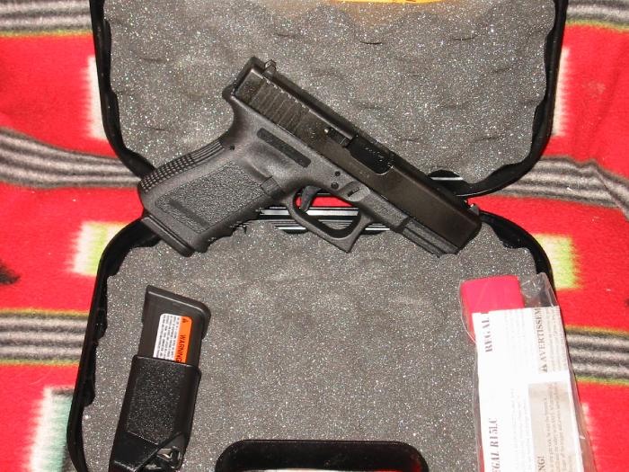 Glock NIB Glock 19 9mm FS FGR Acc Rail, lock and box