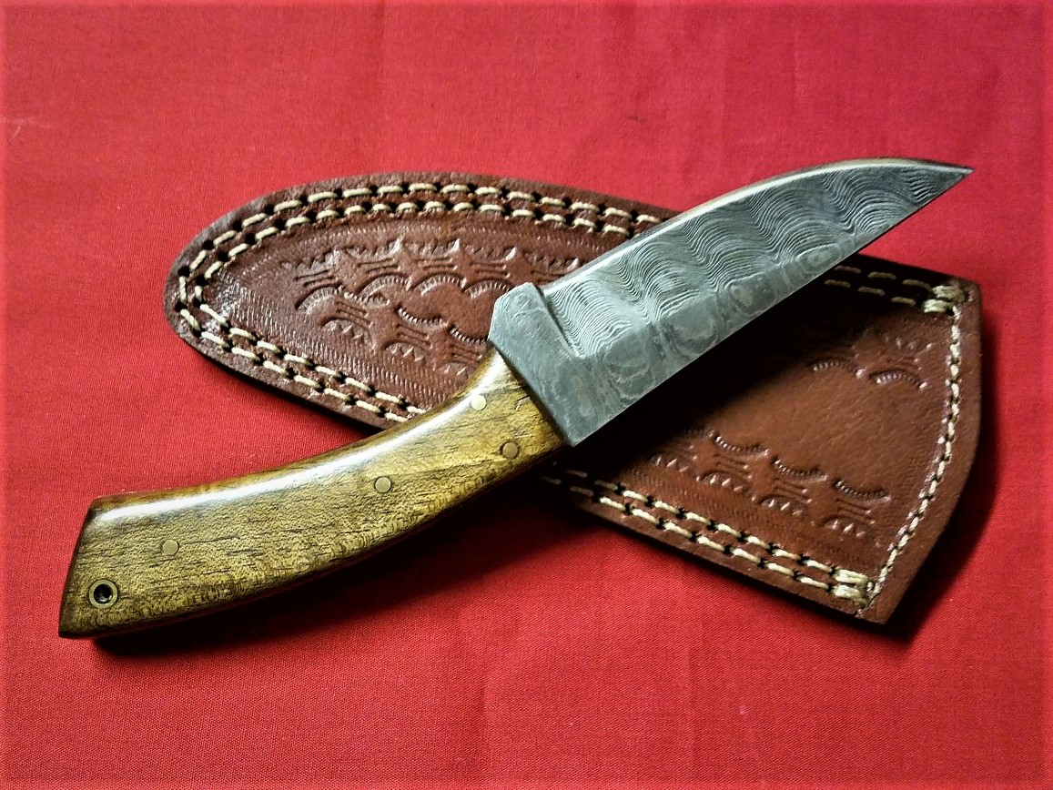 A Great Walnut Handled Hunting Knife (Perfect blade for skinning, field