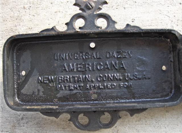 Universal Dazey Americana Cast Iron Wall Mounted Wood Handle Can Opener