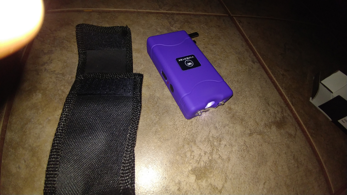 Vipertek Stun Gun Built In Led Flashlight And Charger + Case 14969436
