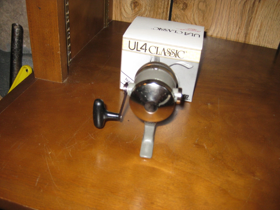 Vintage Fishing Reel Zebco UL4 Classic Feather Touch Trigger Spin