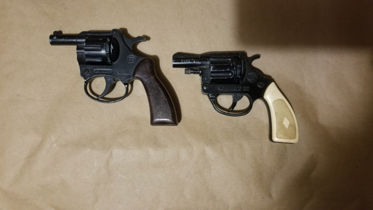 2 Starter Pistols Vanguard Volcanic 22 Italy For Sale at