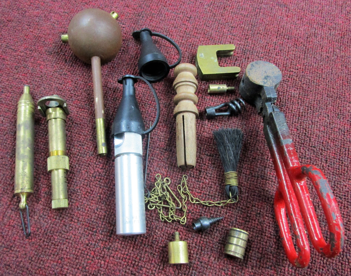 VARIOUS ASSORTMENT OF OLD ANTIQUE ACCESSORIES FOR A FLINTLOCK AND FLINTS  17121875 