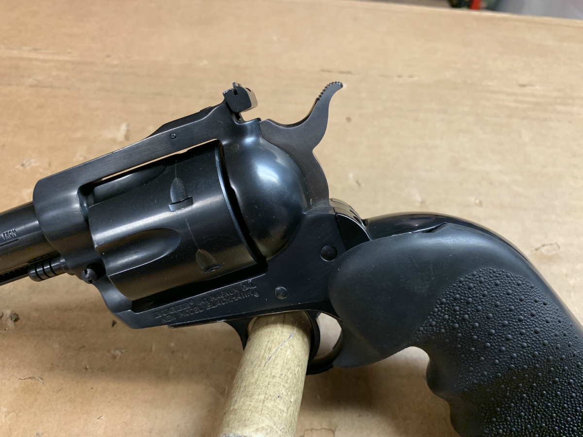 RUGER NEW MODEL BLACKHAWK 6 SHOT SINGLE ACTION REVOLVER BLUED HOGUE GRIP 4 5/8 INCH NICE