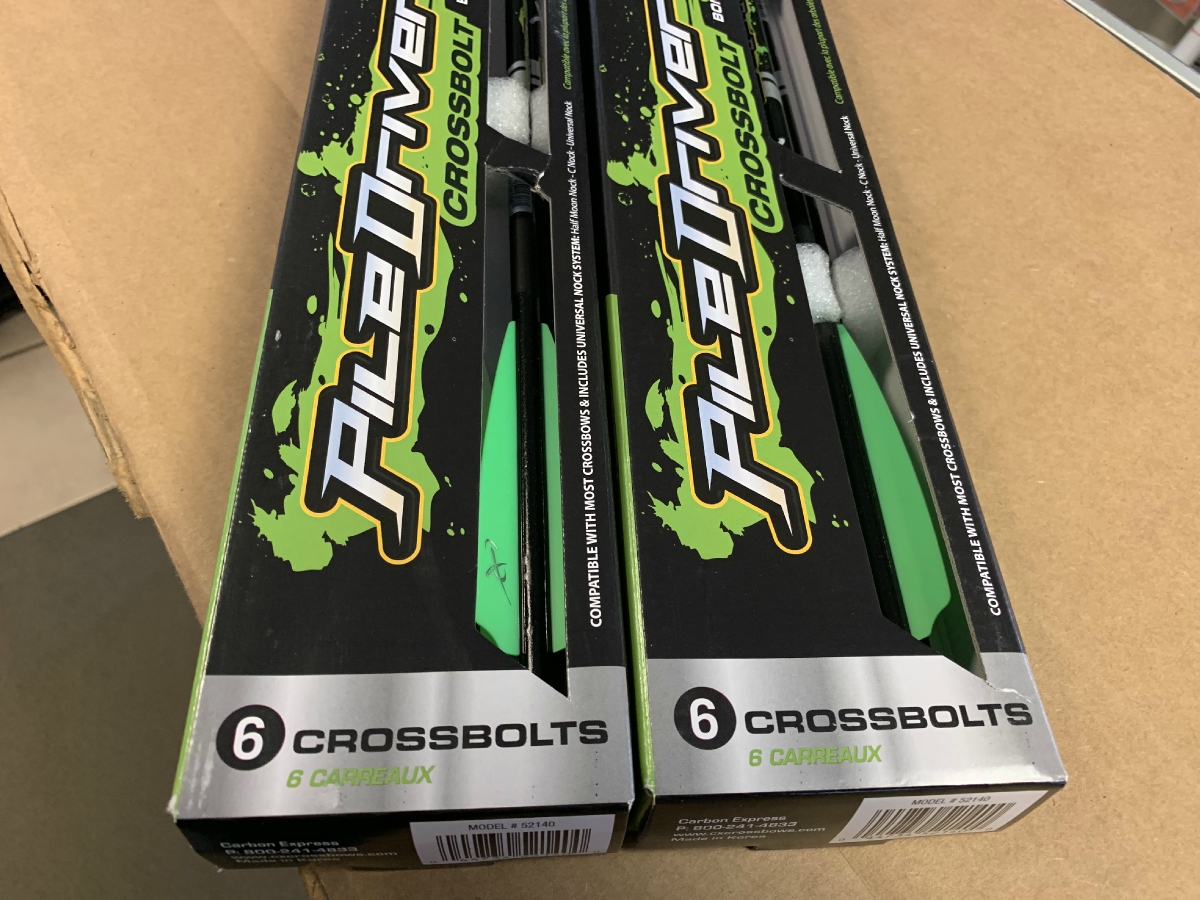 Carbon Express Piledriver Carbon Crossbow Bolt 4/" Vanes Black Pack of 6