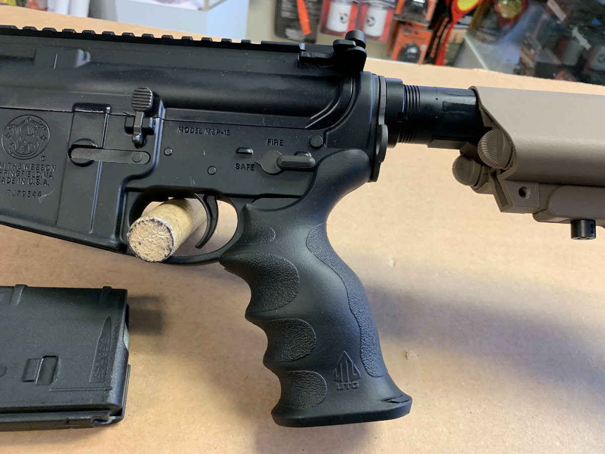 SMITH & WESSON - M&P15 SEMI-AUTO AR-15 RIFLE CUSTOM FDE STOCK AND RAIL UTG PISTOL GRIP EPSILON MUZZLE BREAK NICE!! - Picture 5