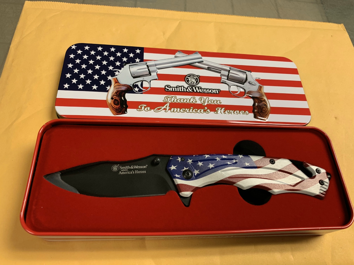 Smith & Wesson Thank You To The American Heroes Flag Folding Knife New