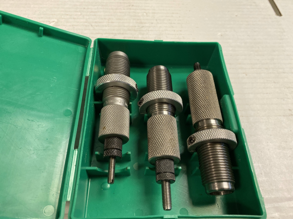 Set of rcbs fl 7mm rem mag die set in excellent condition 7mm rem mag