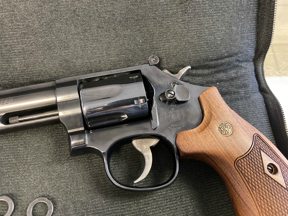 Smith And Wesson Model 19 Classic Revolver 425 Inch Barrel 6 Round Walnut Grip Blued Excellent 2399