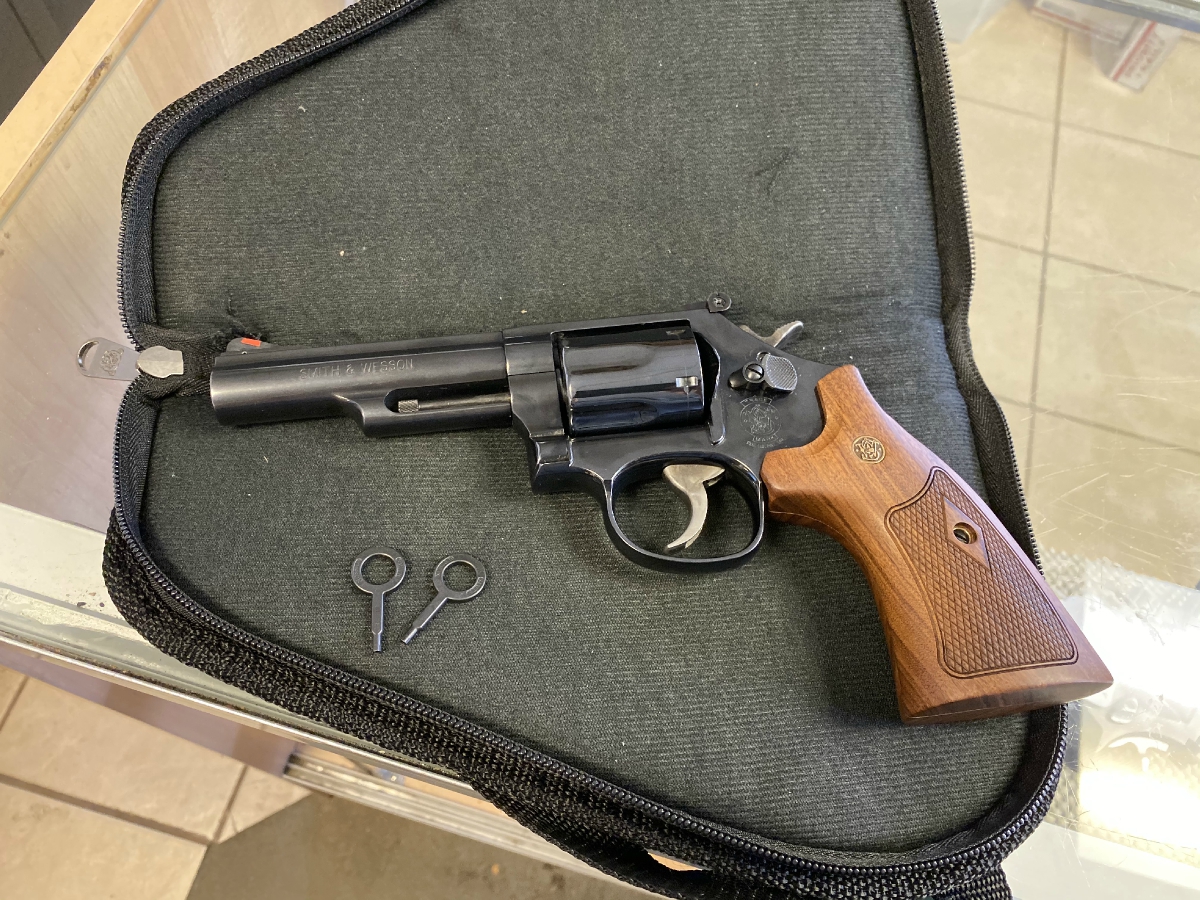 Smith And Wesson Model 19 Classic Revolver 425 Inch Barrel 6 Round Walnut Grip Blued Excellent 4974