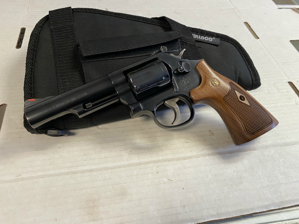 SMITH & WESSON - MODEL 19 Classic Revolver 357 Mag/38 S&W Special 4.25 ...