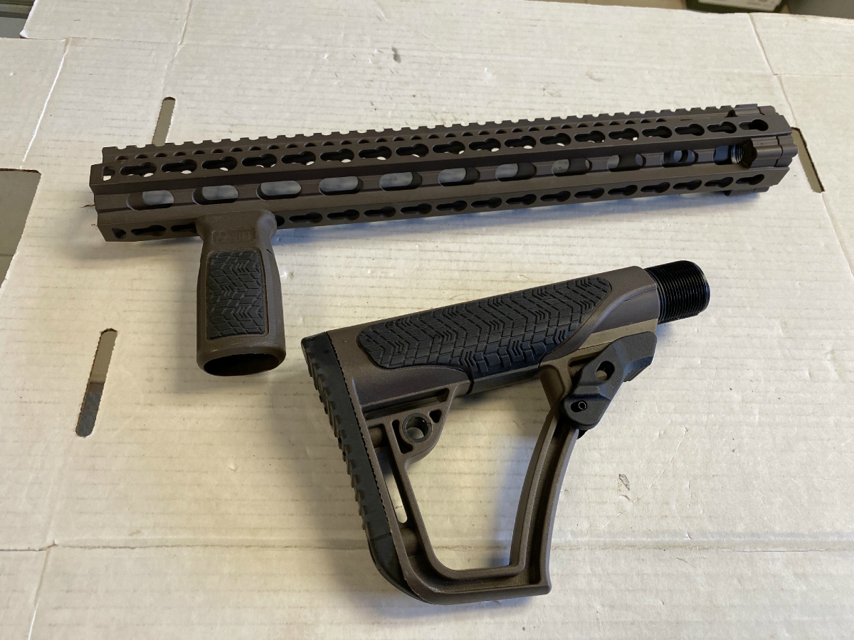 DANIEL DEFENSE QUAD RAIL VERTICAL HAND GRIP AND ADJUSTABLE BUTT STOCK ...