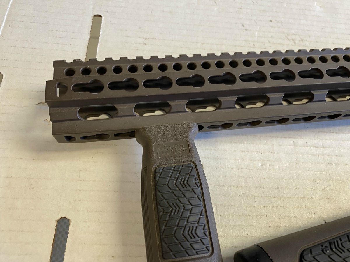 DANIEL DEFENSE QUAD RAIL VERTICAL HAND GRIP AND ADJUSTABLE BUTT STOCK