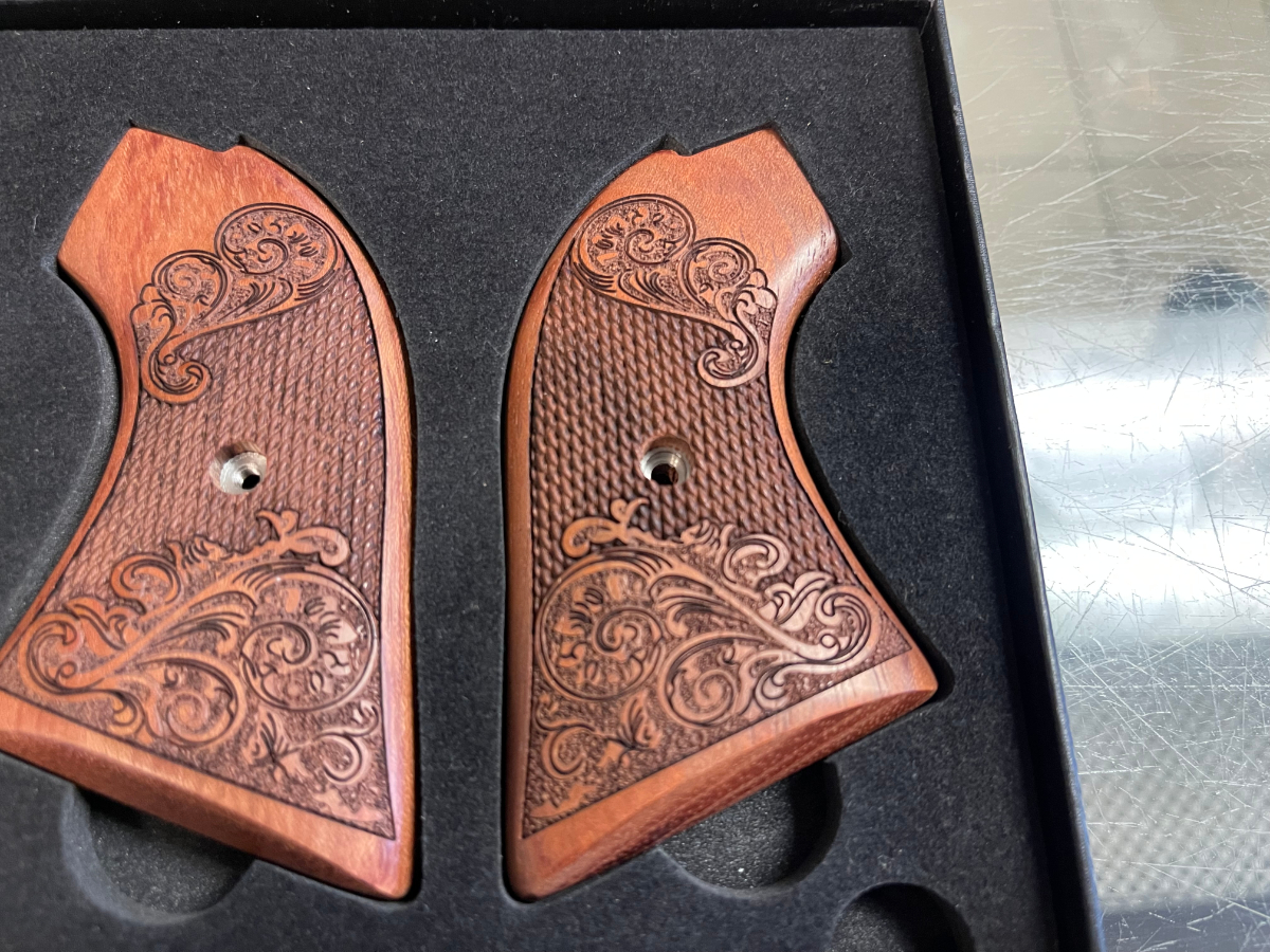 nice-pair-of-heritage-rough-rider-wood-engraved-grips-excellent