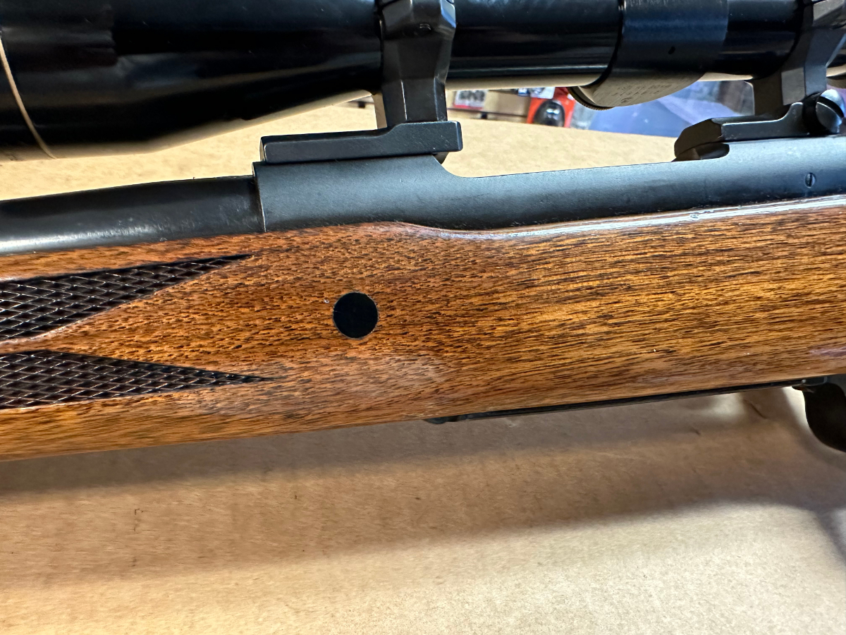 Winchester MODEL 70 DELUXE BOLT ACTION RIFLE 24 INCH BARREL WITH LEUPOLD VARI-X IIc 