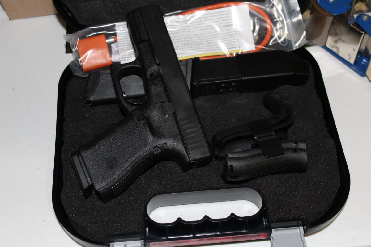 glock-23c-in-40-caliber-new-in-box-with-no-reserve-40-s-w-for-sale-at